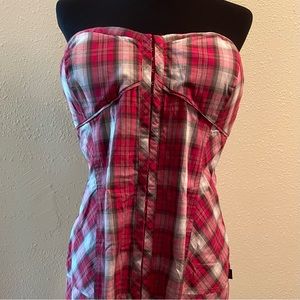 Cute corset top. Hook and eye closure in front, elastic back.